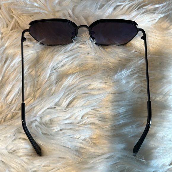 New without tags sunglasses - Picture 3 of 4